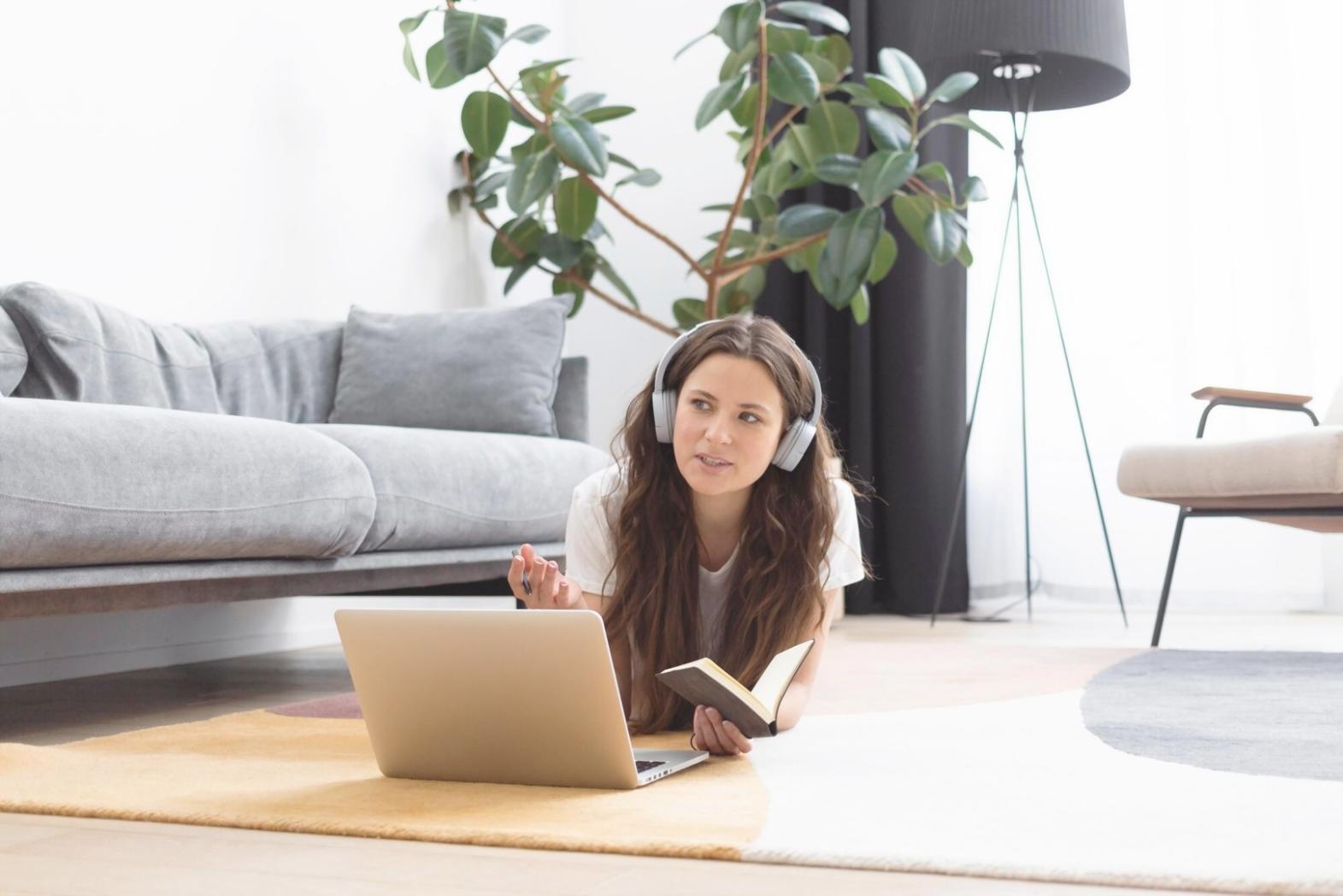 Séance de travail collaboratif sur les méthodes d'apprentissage financier