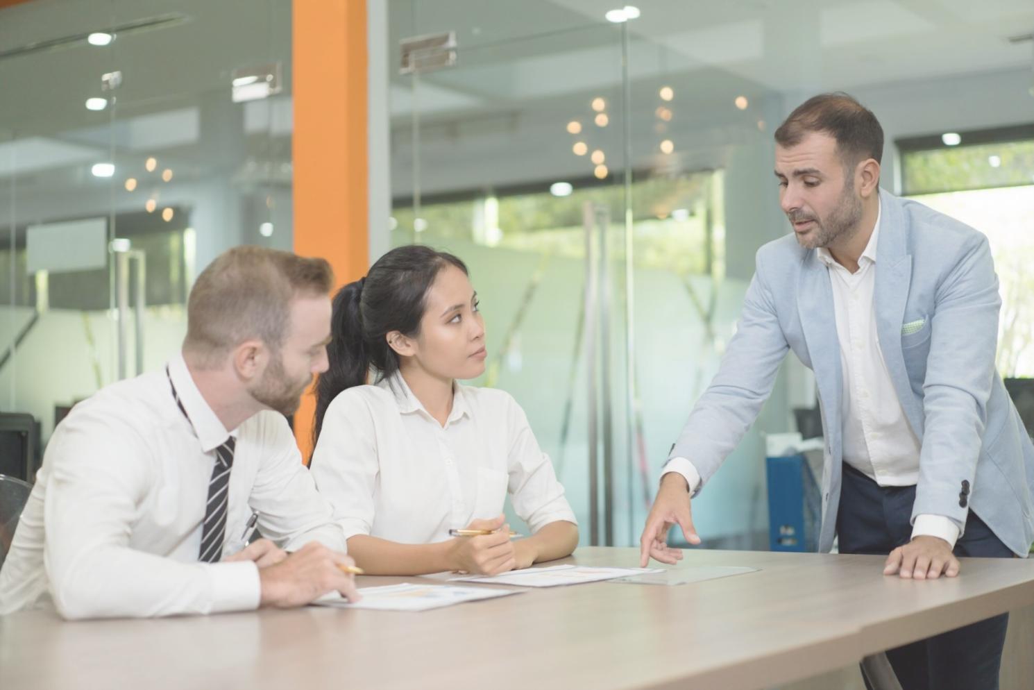 Espace de travail organisé avec documents financiers